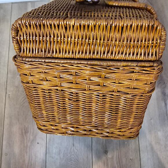 Vintage Wicker Picnic Basket - Picture 4 of 8